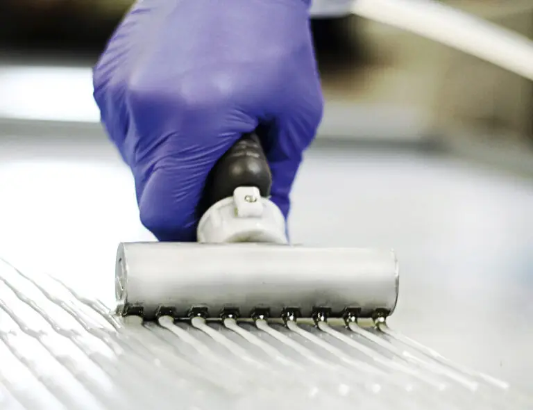 Stesura di colla poliuretani Europoliuretani