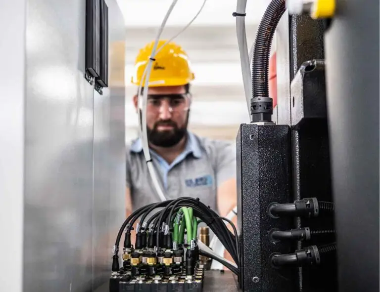 Tecnico Europoliuretani svolge un'assistenza tecnica ad una macchina schiumatrice