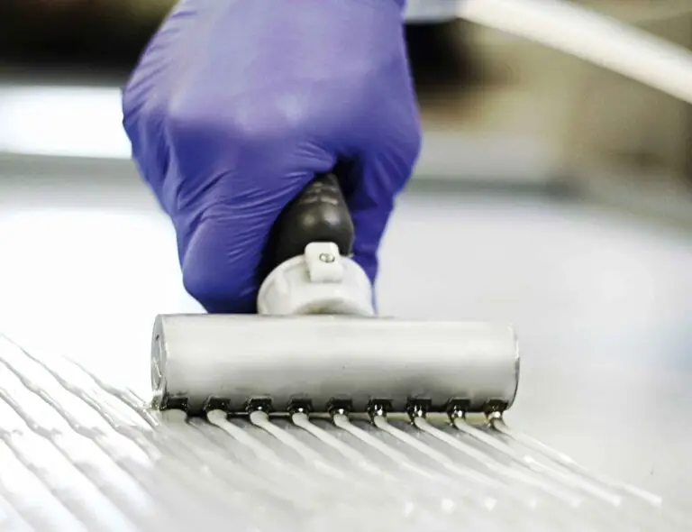 Distribuzione manuale di Colla poliuretanica Europoliuretani