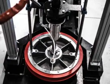 Dispenser 1K Evo piatto premente in funzione del dispenser per colla poliuretanica