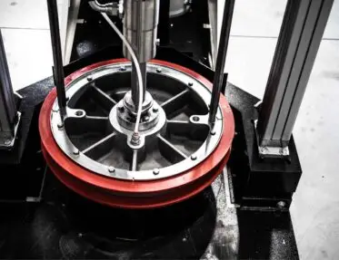 Dispenser 1K Evo piatto premente in funzione del dispenser per colla poliuretanica